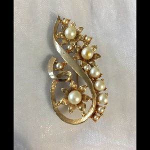 Vintage Flower,‎ faux pearl and flourish brooch